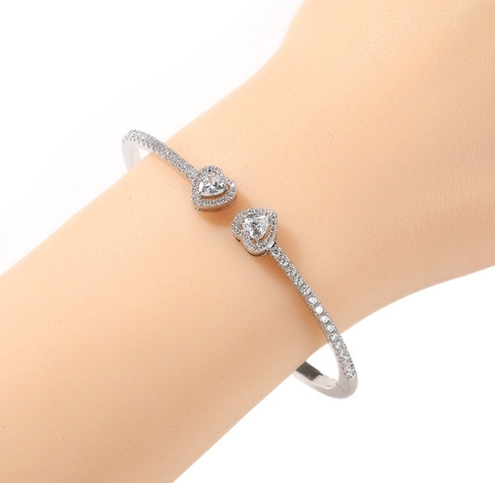 Heart Diamond Bracelet – Fine Circle Pair
Elegant Sparkle, Timeless Charm