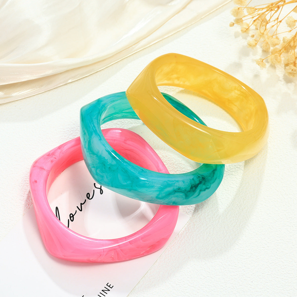 Geometric Coffee Resin Bracelet
Modern Elegance in Every Curve