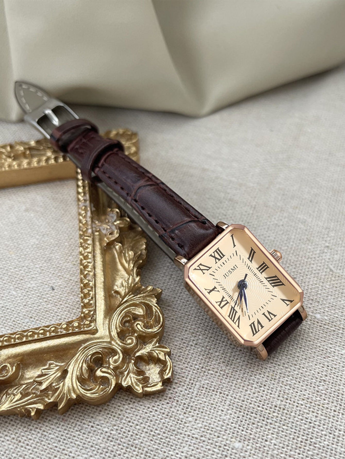 Women’s Square Quartz Watch
Timeless Elegance, Modern Style