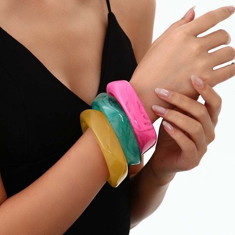 Geometric Coffee Resin Bracelet
Modern Elegance in Every Curve