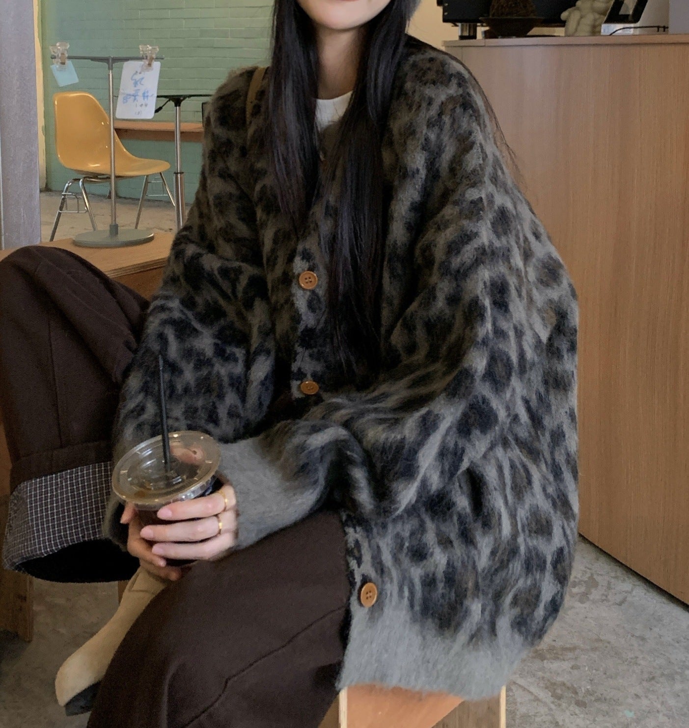 Women's Round-Neck Leopard Print Thickened Brushed Sweater